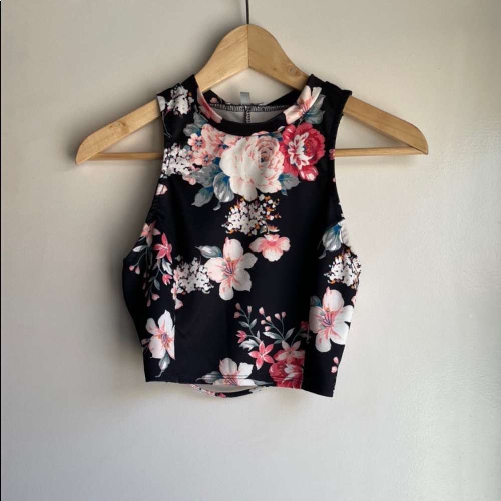 Cute backless crop top with flowers!🌸